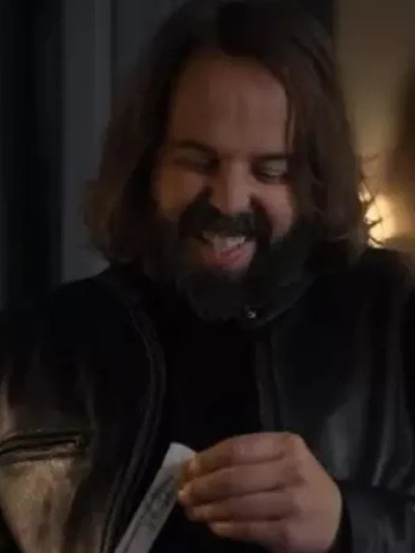 Angus Sampson wearing leather jacket in The Lincoln Lawyer S02 in USA