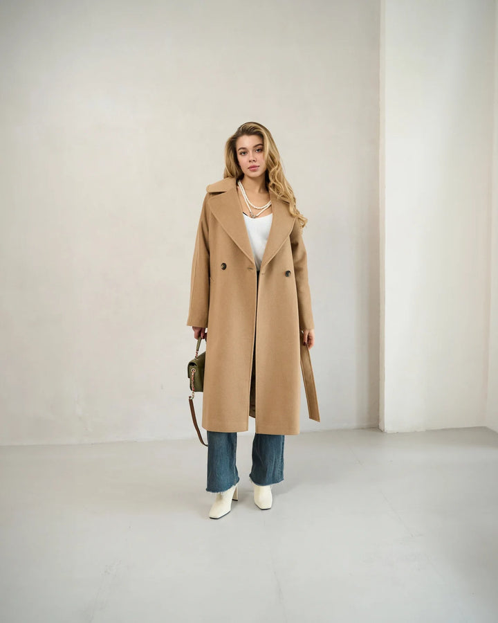 Elegant camel cashmere coat with a tailored fit in USA