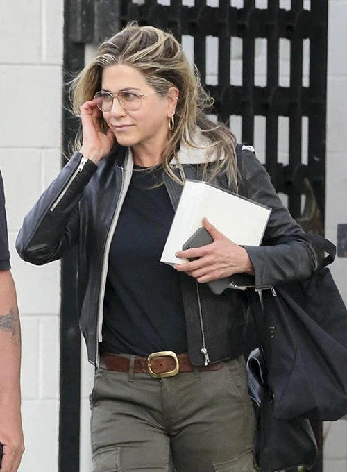 Bemerkenswerte Jennifer Aniston Lederjacke von TJS