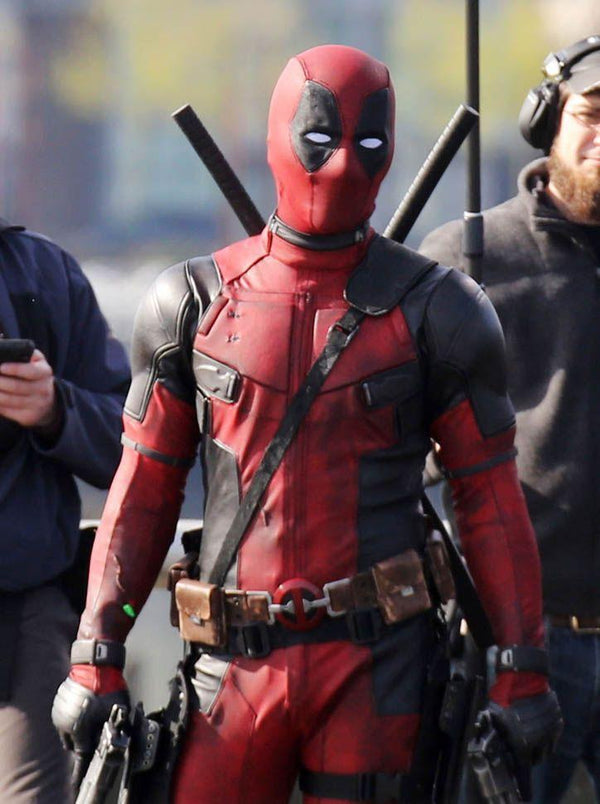 Ryan Reynolds rote und schwarze Deadpool-Jacke